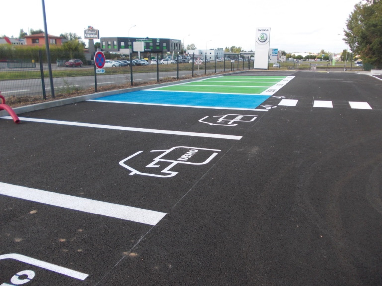 Marquages parking concessionnaire - réalisation SAS Loupias Occitanie